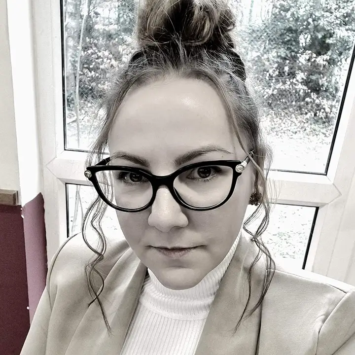 Klaudia Traubert-Domingo portréja, Cambridge-ben élő és dolgozó szakember, aki személyes ajánlást adott az által igénybe vett logótervezési és webdesign szolgáltatásokról.