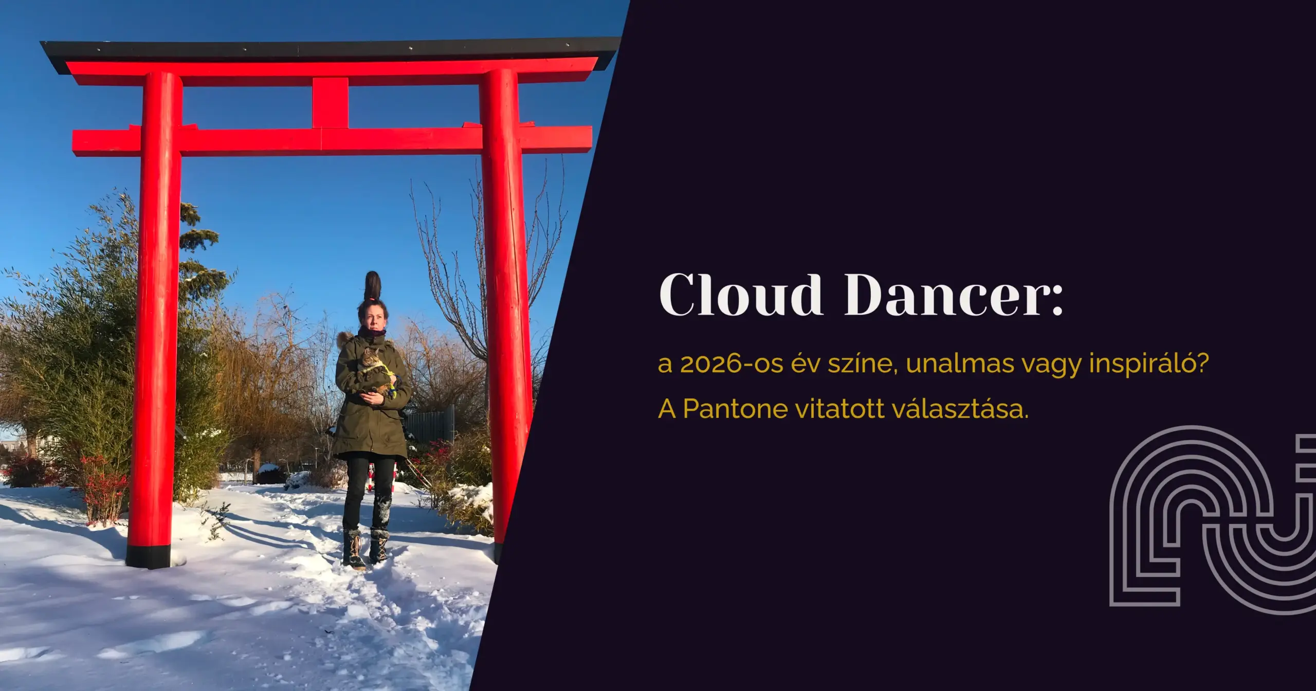 Pantone 2026 év színe, a Cloud Dancer fehér árnyalata egy japán kertben, hóval és piros Torii kapuval.